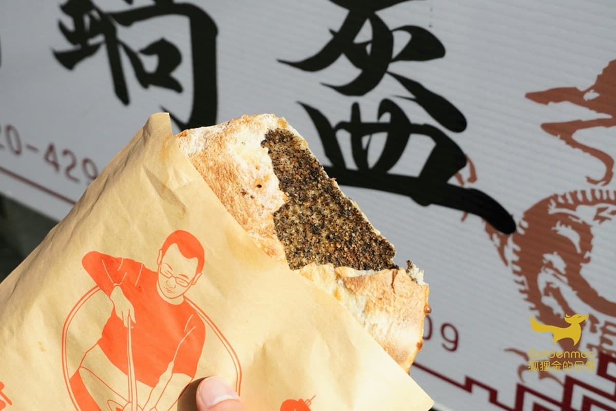 網評4.7星小吃！比臉大「鍋盔餅」只要40元，現點現擀口感香酥一吃愛上