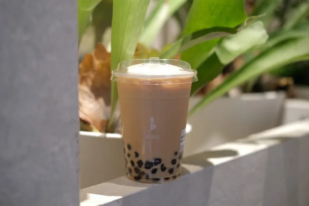 「台中最美奶茶店」在這!純白建築+南洋風沙發區IG暴紅,手搖控朝聖拍一波 「台中最美奶茶店」在這!純白建築+南洋風沙發區IG暴紅,手搖控朝聖拍一波