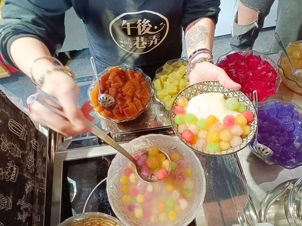 打卡「最美下午茶」！７色「彩虹粉粿」尬豆花Q彈好唰嘴，水果QQ圓也超吸睛