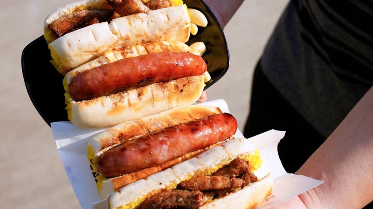 銀絲卷可以吃到奶香味，香腸也烤得恰到好處。（圖片來源：瑋瑋美食萬歲）