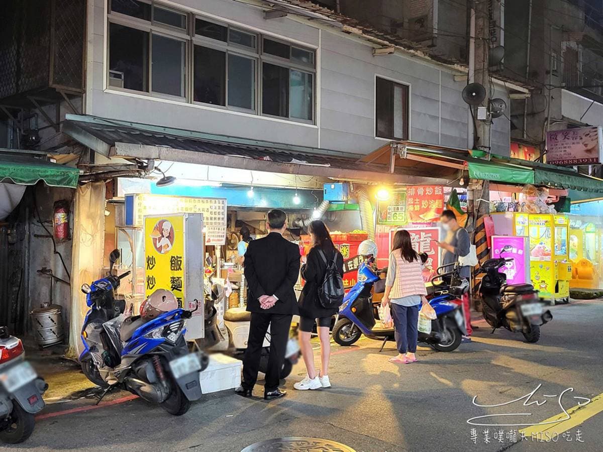 風螺、小卷多到看不見麵！「浮誇海鮮痛風麵」CP值破表，再嗑超下飯爆炒龍蝦