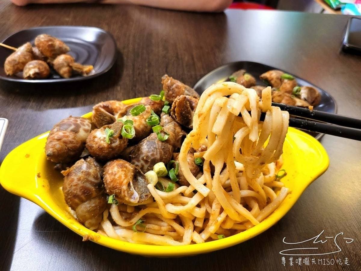 風螺、小卷多到看不見麵！「浮誇海鮮痛風麵」CP值破表，再嗑超下飯爆炒龍蝦