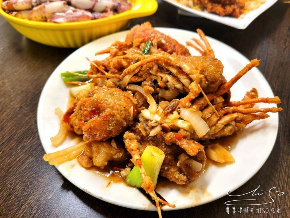 風螺、小卷多到看不見麵！「浮誇海鮮痛風麵」CP值破表，再嗑超下飯爆炒龍蝦