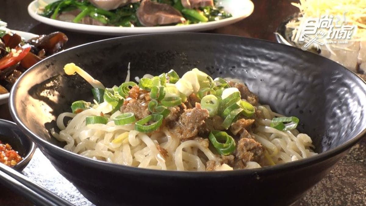 乾麵肉燥香氣很夠味，攪拌後麵條吸滿飽飽湯汁。