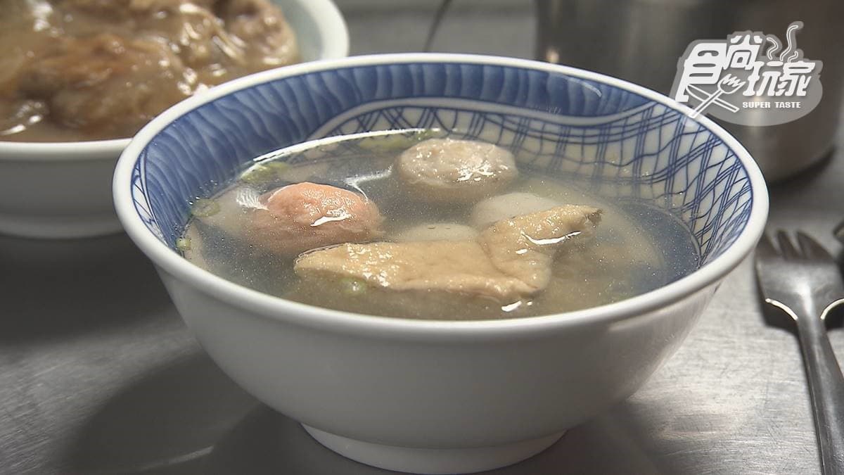 綜合湯裡有蝦丸、油豆腐等，搭配肉圓頗為剛好。