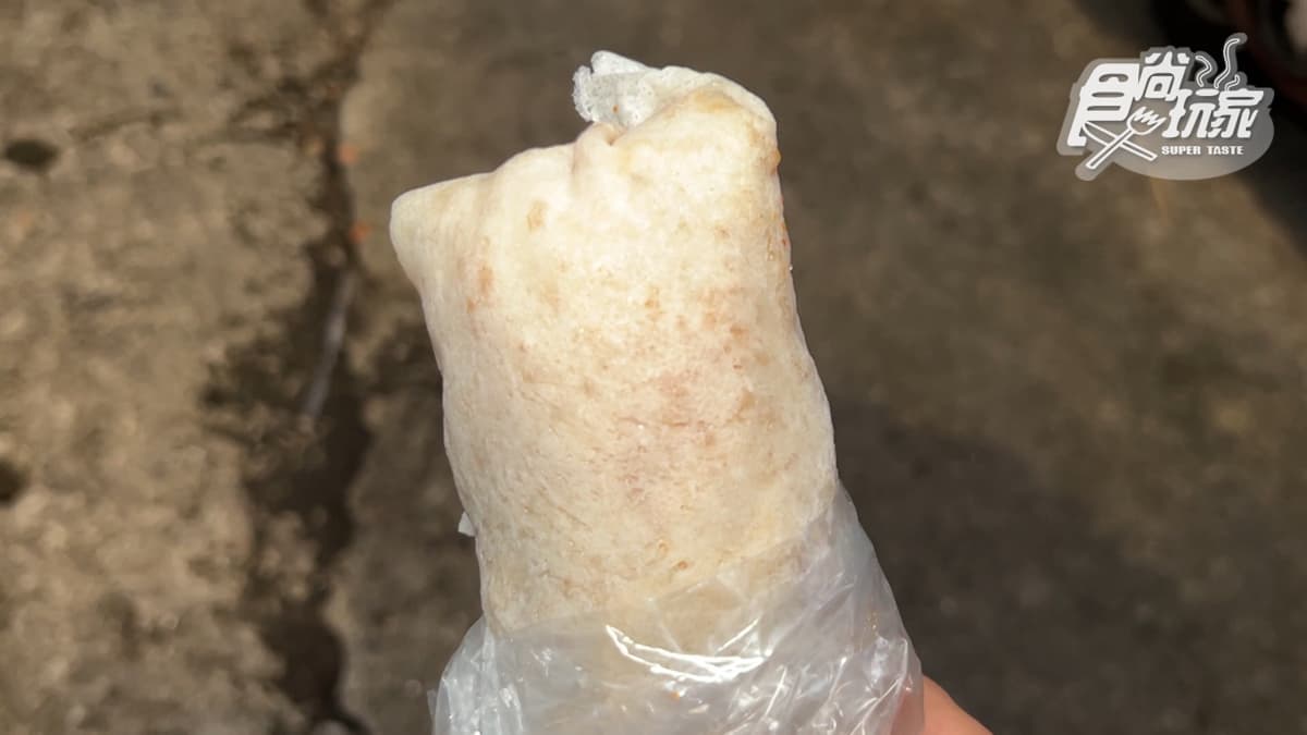 潤餅捲的個頭十足，乍看比拳頭還大。