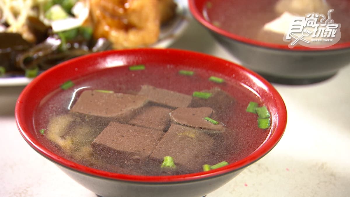 吃排骨飯也能搭配銅板價的豬血湯更飽足。