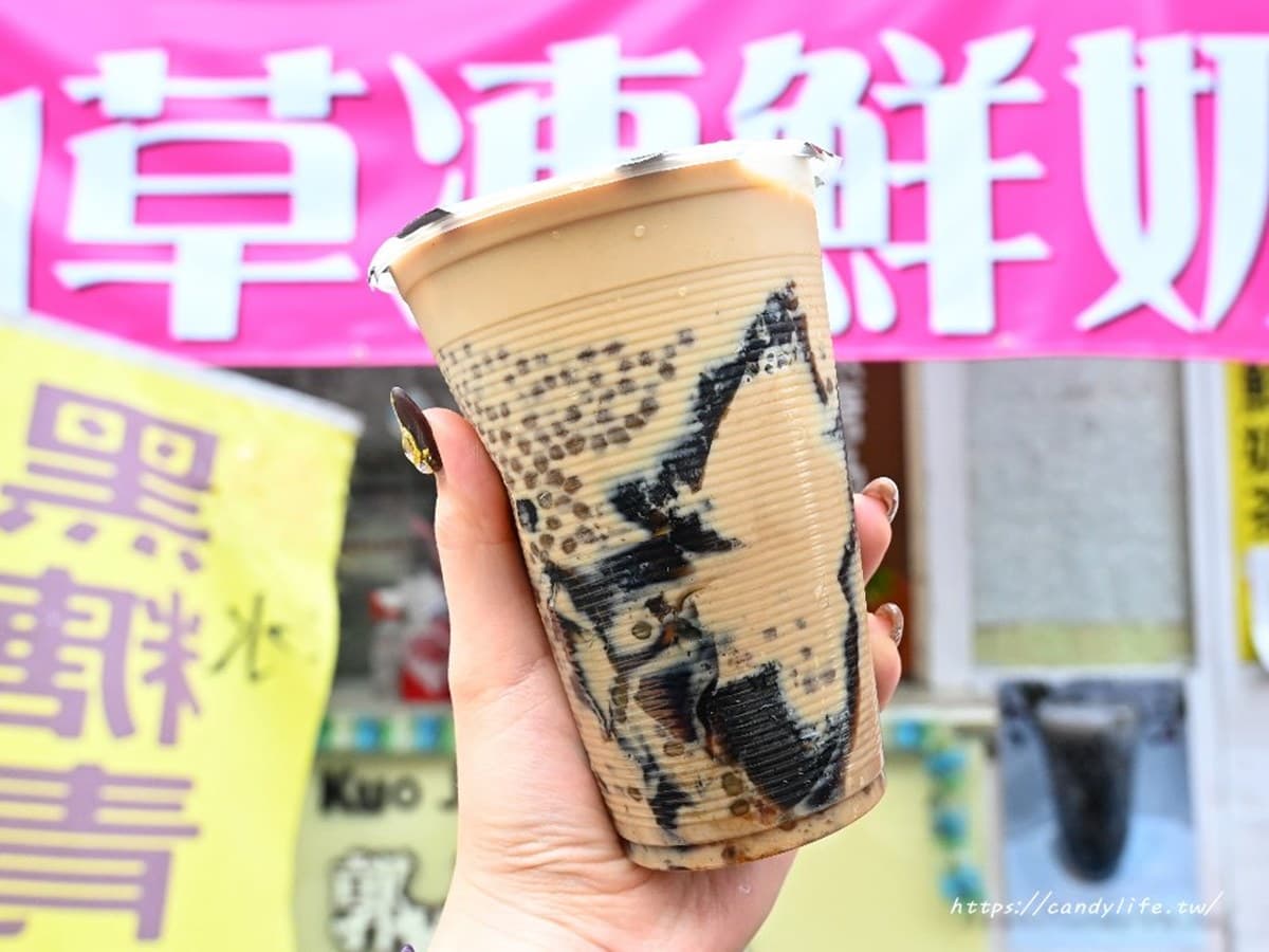 １杯４種料只要10元！洗版IG「仙草凍鮮奶」在這，滿杯波霸＋紫蘇咀嚼控快衝