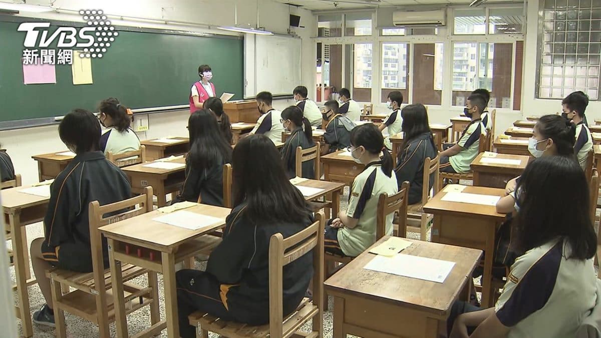終於下降!新冠肺炎本土減少2083例,快篩陽性比照確診、居隔者取消電子圍籬 終於下降!新冠肺炎本土減少2083例,快篩陽性比照確診、居隔者取消電子圍籬