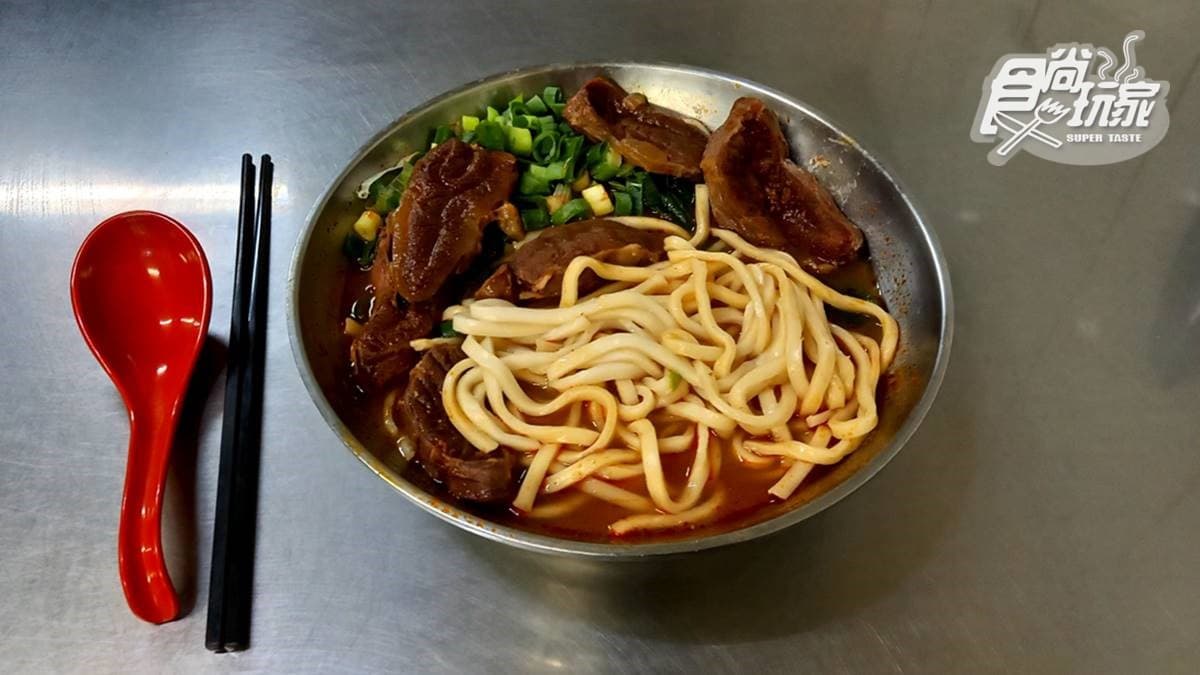 沒吃等於沒到過中壢！一甲子牛肉麵24小時吃得到，高CP值還能免費加湯加麵