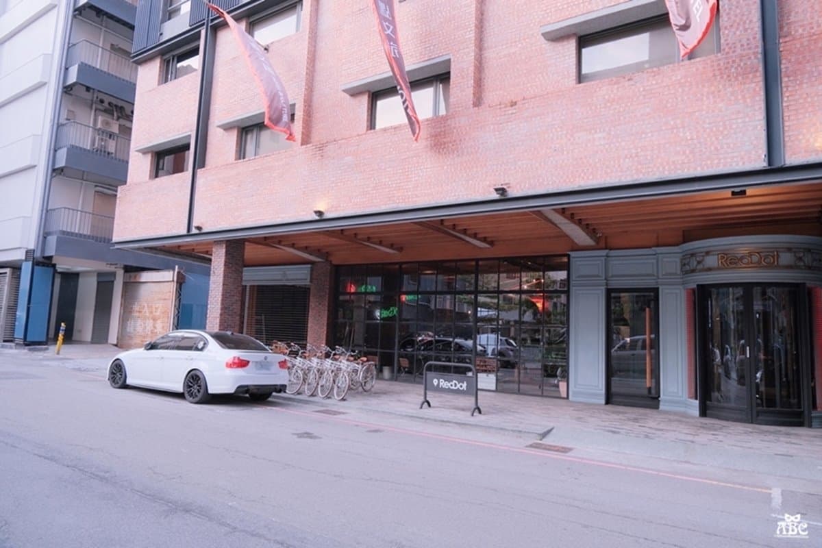 搶拍「巨型銀色溜滑梯」！網評4.2分旅店住到不想走，雙人房躺獨創客家花布床