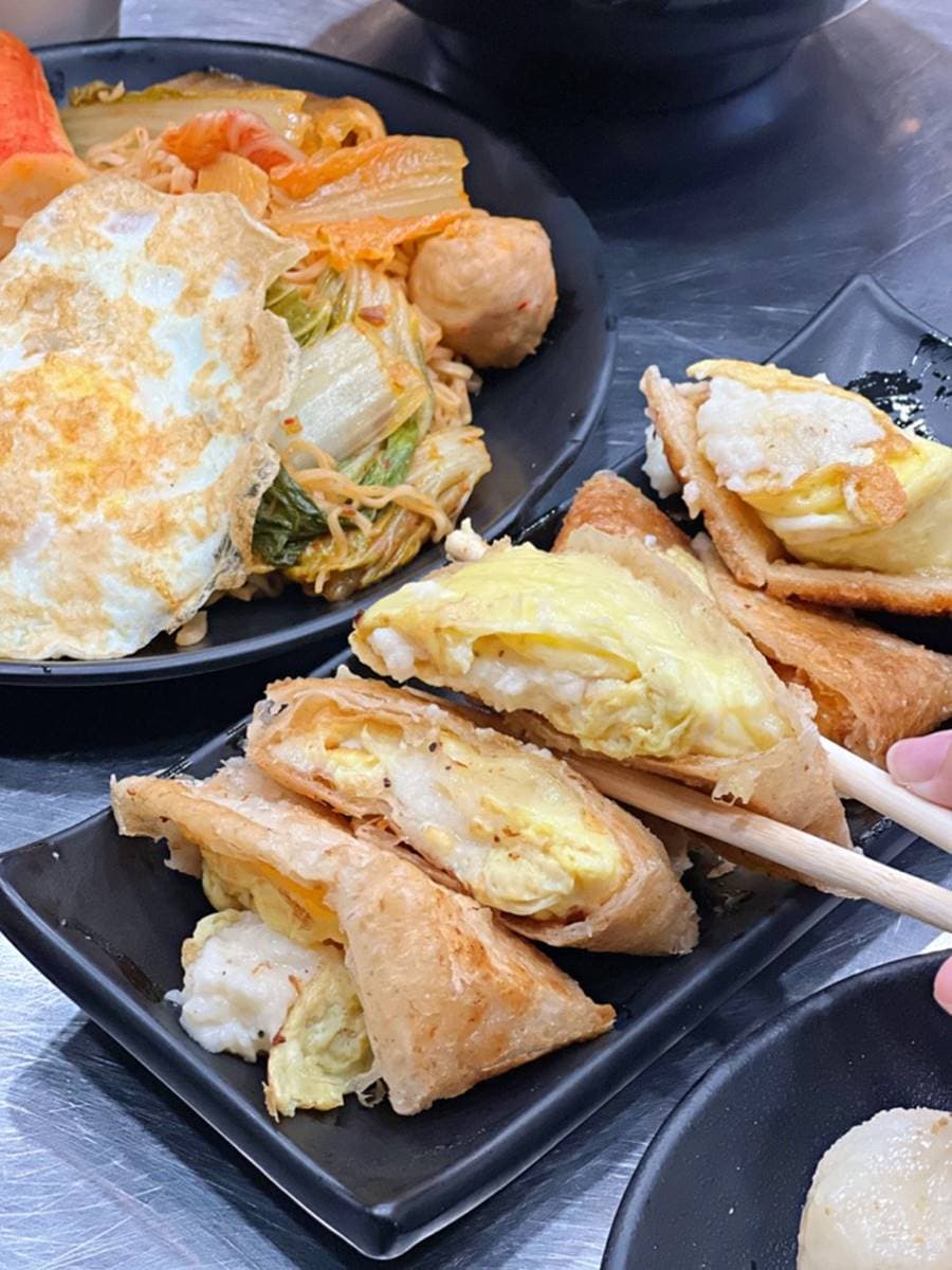 蛋餅控快衝！台南邪惡系宵夜必點有哏「蛋餅披薩」，脆皮薯泥蛋餅料多到炸開
