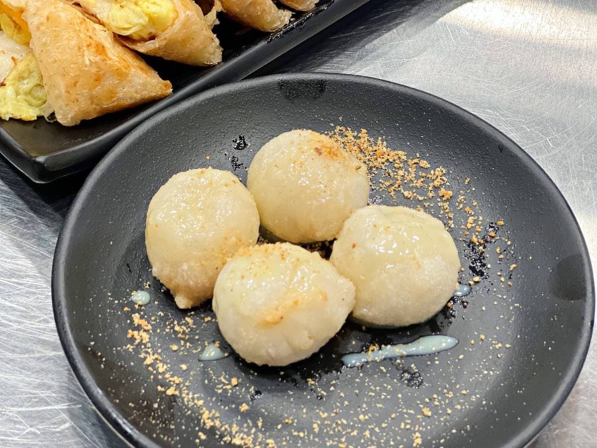 蛋餅控快衝！台南邪惡系宵夜必點有哏「蛋餅披薩」，脆皮薯泥蛋餅料多到炸開