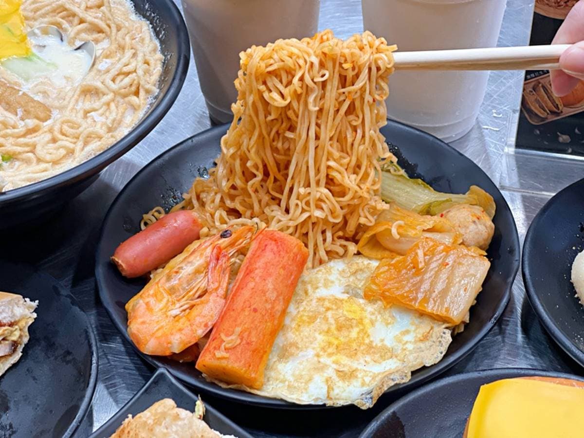 蛋餅控快衝！台南邪惡系宵夜必點有哏「蛋餅披薩」，脆皮薯泥蛋餅料多到炸開