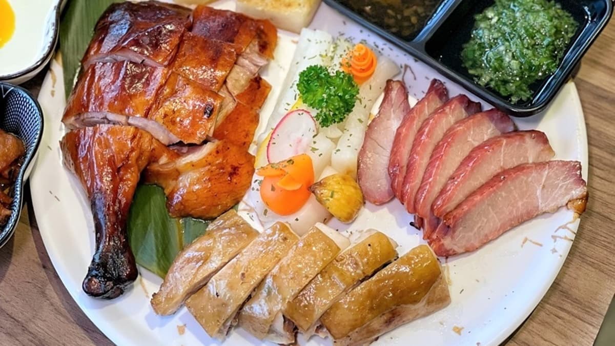 菜色首推「夯鴨拼盤」，鴨肉表現最好，搭配一旁的油蔥醬、蘇梅醬更對味。（圖片來源：阿華田的美食日記）