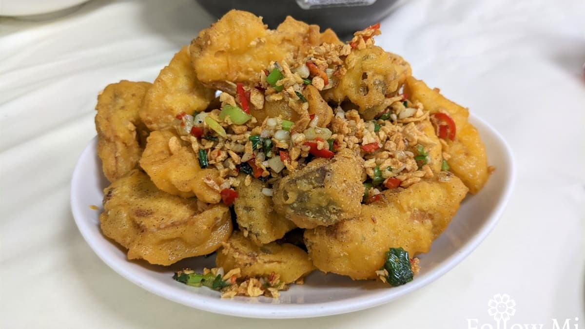 「鹹酥杏鮑菇」裹上特條炸粉下去油炸，搭配滿滿蒜酥鹹香夠味。（圖片提供：花洛米一起去玩耍）