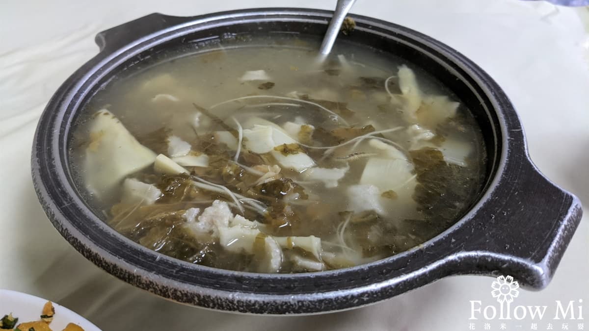 「福菜肉片湯」整鍋滿滿都是料，分量十足。（圖片提供：花洛米一起去玩耍）