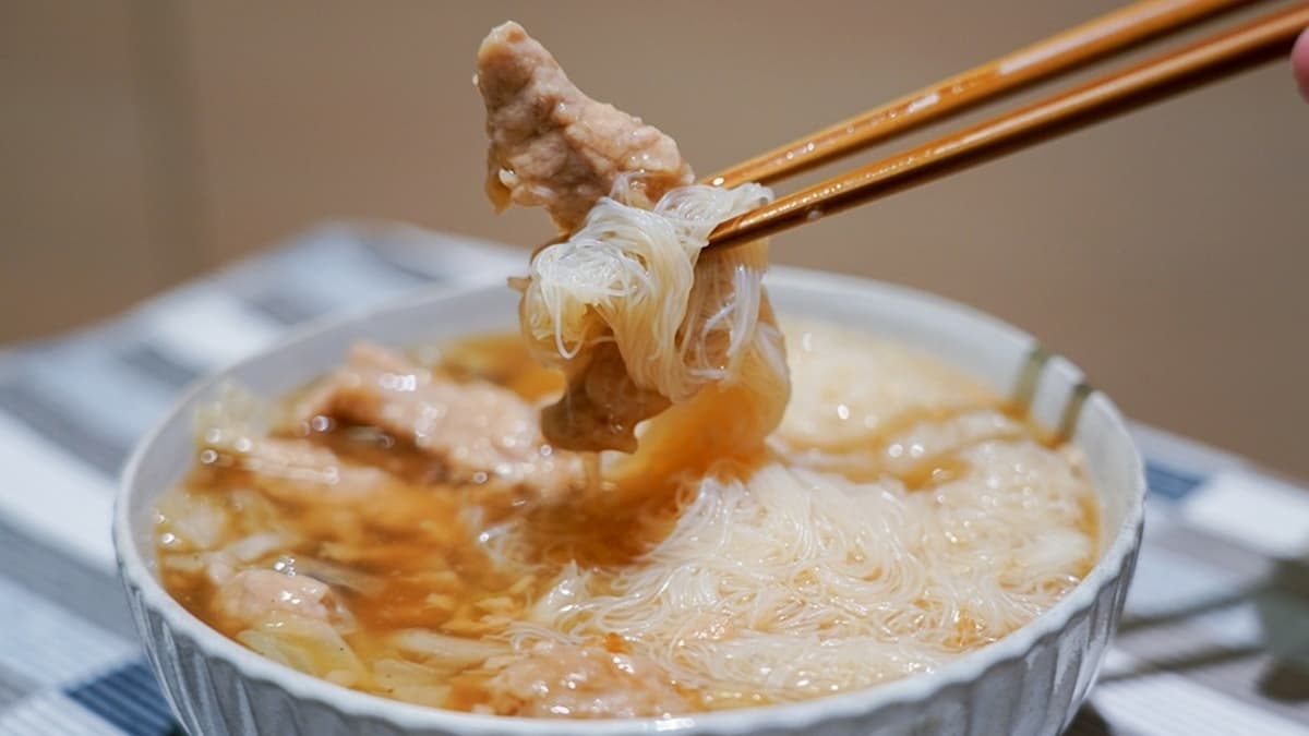 肉羹可以搭配油麵、米粉、白飯享用。（圖片來源：C妞日記）