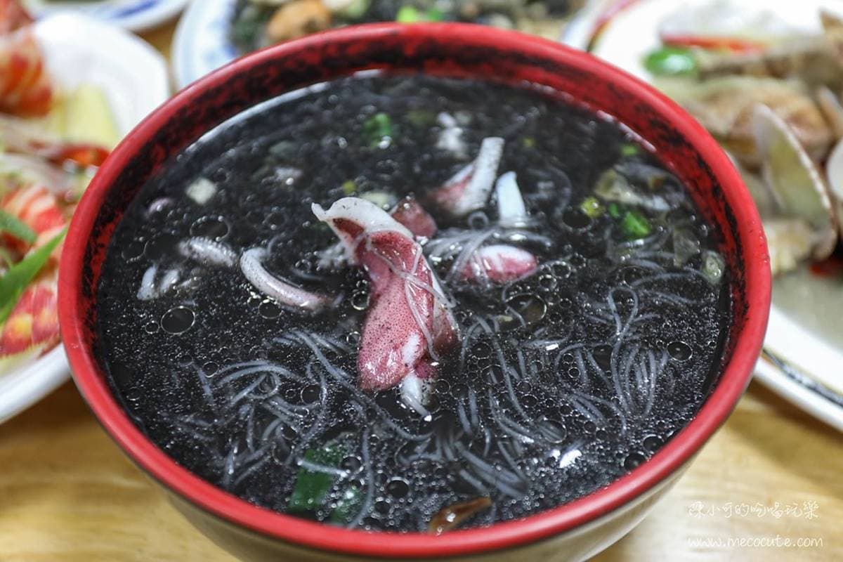 澎湖人的口袋名單!必吃超鮮甜「黑色小管麵線」,野生明蝦肉質Q彈會爆膏 澎湖人的口袋名單!必吃超鮮甜「黑色小管麵線」,野生明蝦肉質Q彈會爆膏