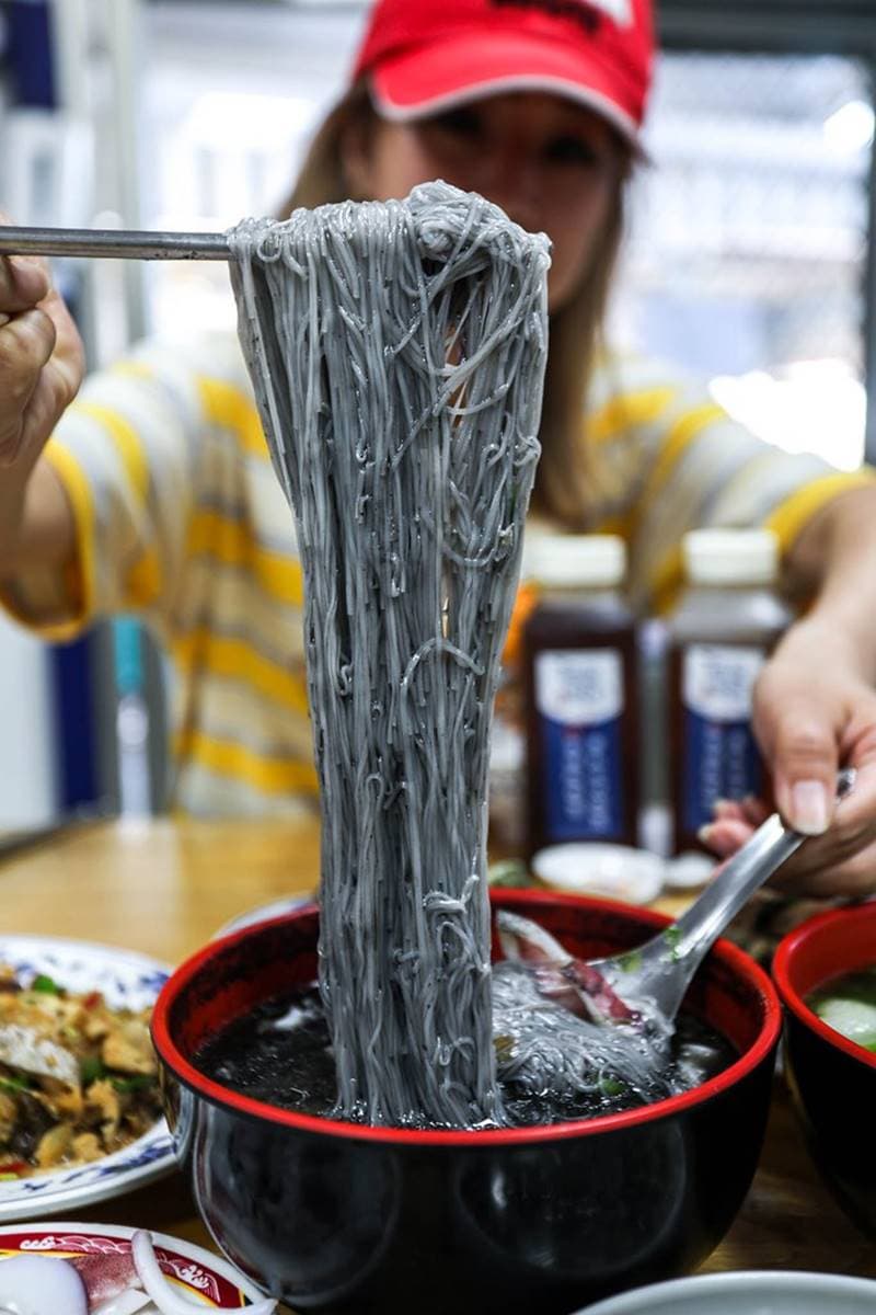 澎湖人的口袋名單!必吃超鮮甜「黑色小管麵線」,野生明蝦肉質Q彈會爆膏 澎湖人的口袋名單!必吃超鮮甜「黑色小管麵線」,野生明蝦肉質Q彈會爆膏