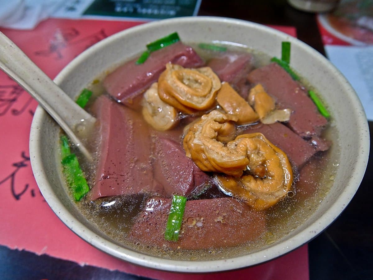 網推台北最強豬血湯!「天然紅豆腐」超軟嫩,配料、湯頭還能任選客製化 網推台北最強豬血湯!「天然紅豆腐」超軟嫩,配料、湯頭還能任選客製化