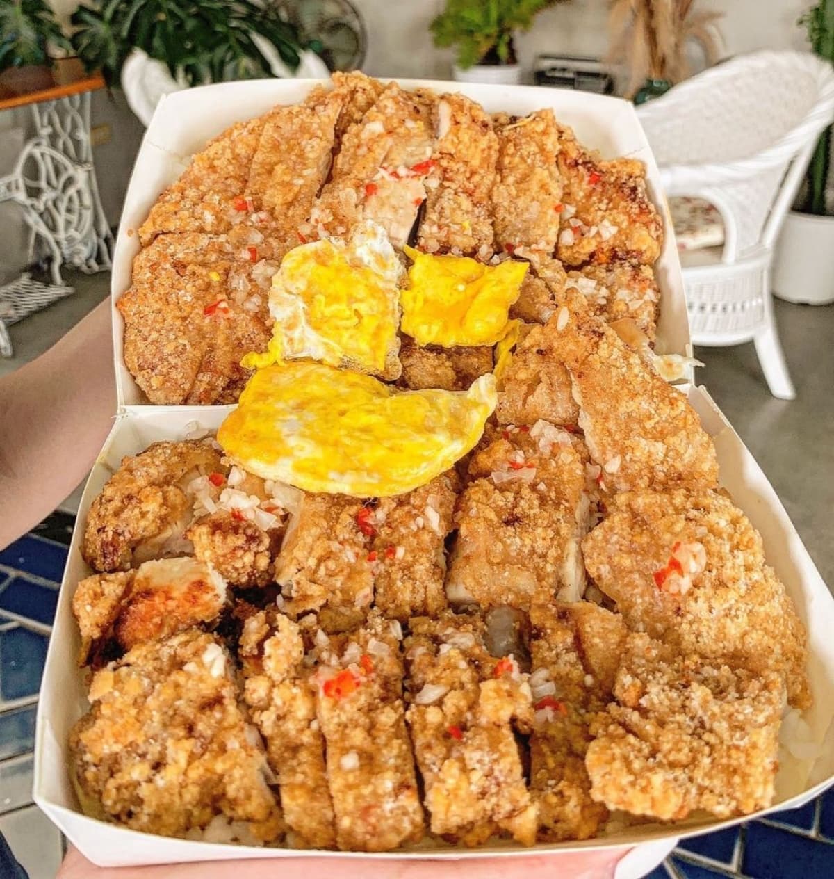 真的只要65元！爆量「泰式椒麻雞飯＋荷包蛋」，滿滿雞排＋酸辣口感很欠吃