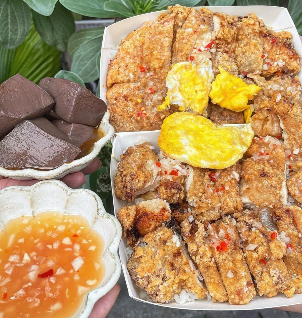 真的只要65元！爆量「泰式椒麻雞飯＋荷包蛋」，滿滿雞排＋酸辣口感很欠吃