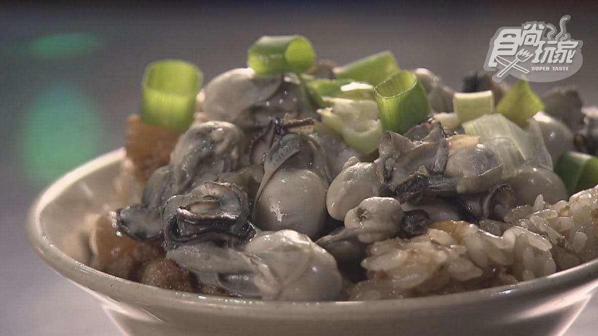 凌晨１點才開張！三重「隱藏版油飯」在地人才知，鋪滿肥美鮮蚵太邪惡