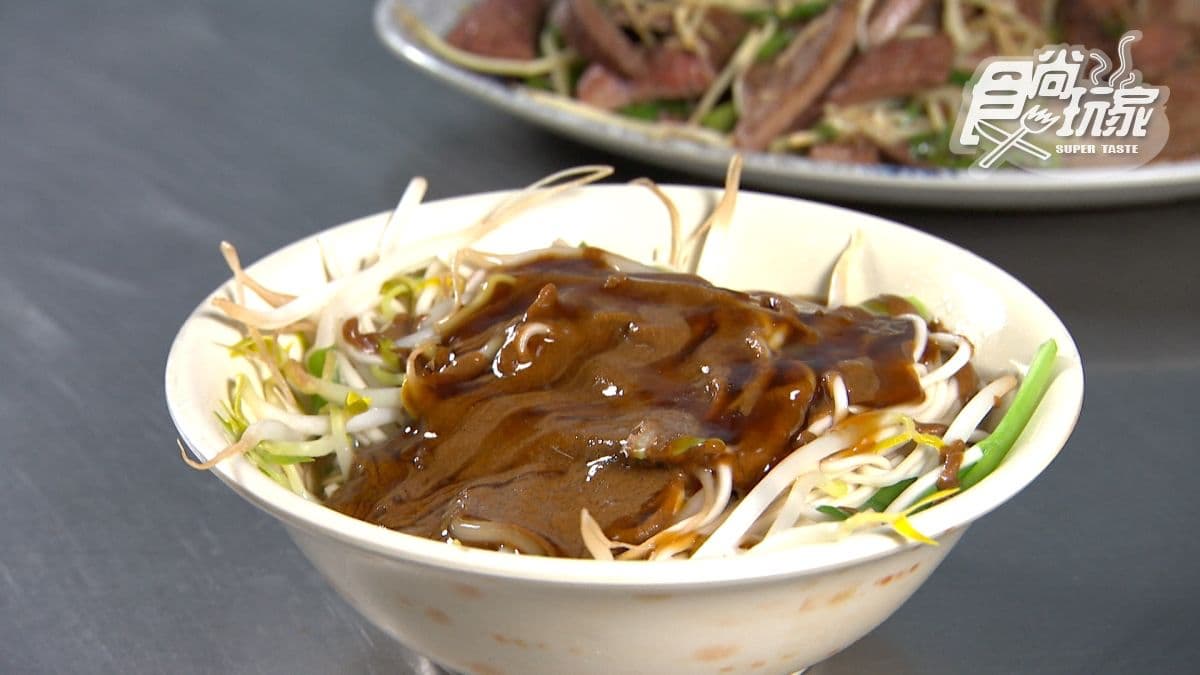 華燈暴紅小吃店！「濃郁系麻醬麵」Q彈麵體太唰嘴，再加小魚乾辣椒更對味