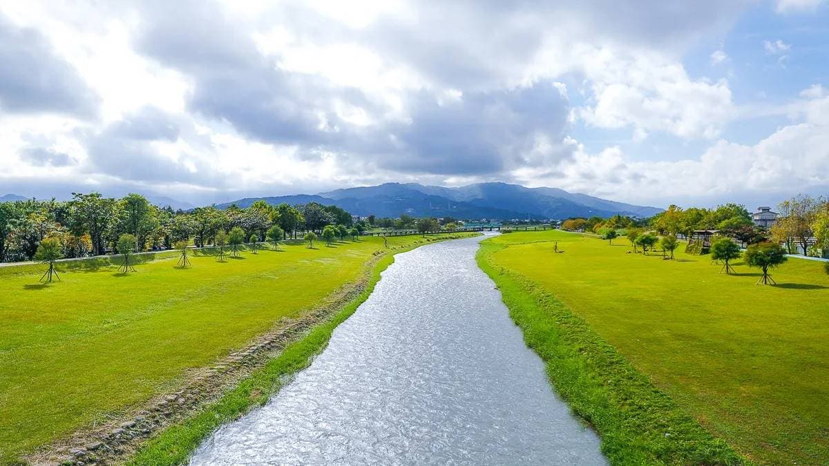 安農溪兩旁規畫得很好，舒服的草地很適合野餐。（圖片來源：卡夫卡愛旅行）
