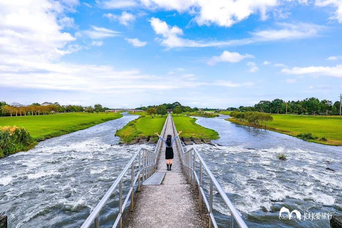 免飛澎湖！絕美宜蘭版「摩西分海」賞壯觀河景，免費拍粉紅鵲橋、騎腳踏車