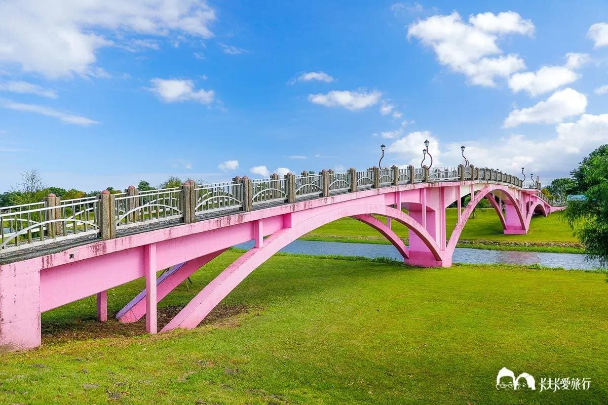 免飛澎湖！絕美宜蘭版「摩西分海」賞壯觀河景，免費拍粉紅鵲橋、騎腳踏車