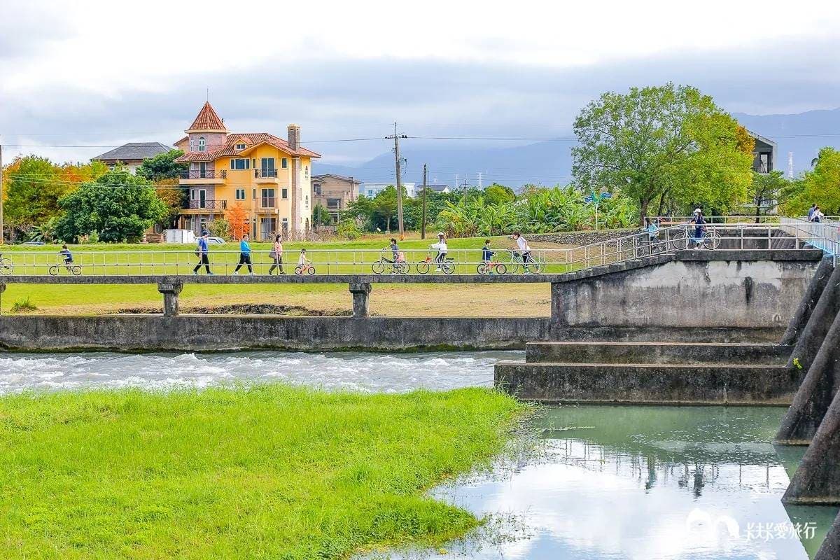 免飛澎湖！絕美宜蘭版「摩西分海」賞壯觀河景，免費拍粉紅鵲橋、騎腳踏車