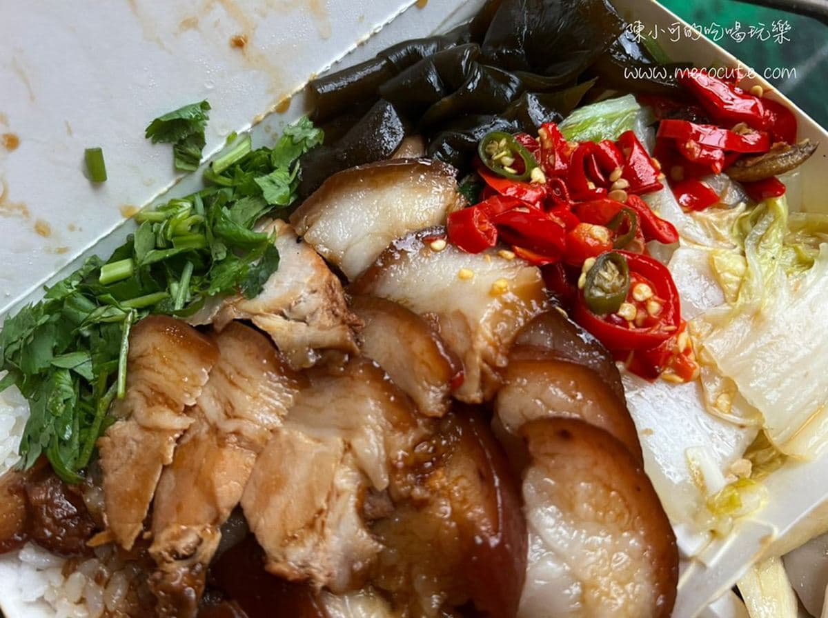 在地人還沒營業就排爆!Q彈銷魂腿庫飯晚來吃不到,內行吃法加辣加香菜 在地人還沒營業就排爆!Q彈銷魂腿庫飯晚來吃不到,內行吃法加辣加香菜
