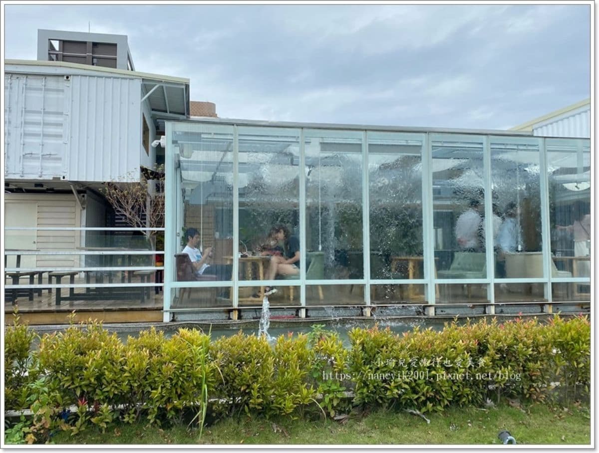 怎麼拍都美！純白貨櫃屋餐廳賞「水瀑帷幕」超療癒，必嘗「松露鮭魚炒飯」