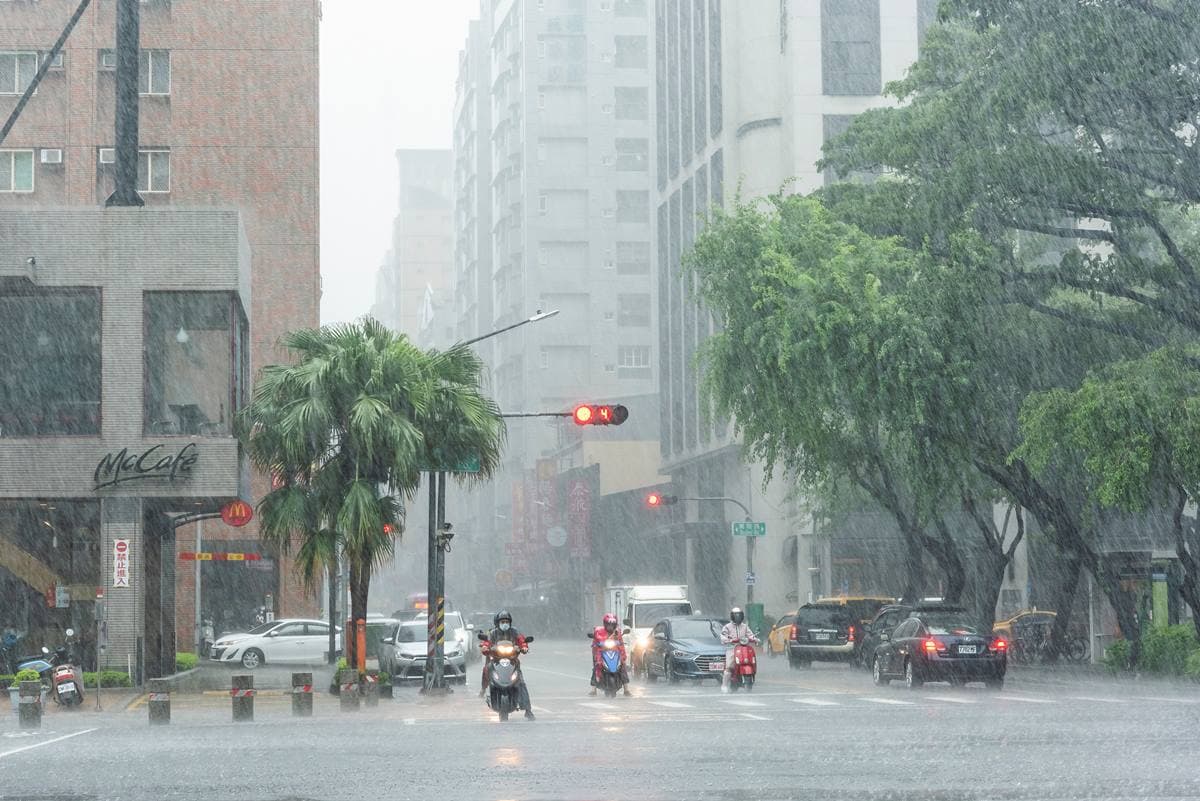 雨傘準備好!梅雨鋒面來襲「這4天雨彈狂炸」,週末雨勢趨緩 雨傘準備好!梅雨鋒面來襲「這4天雨彈狂炸」,週末雨勢趨緩