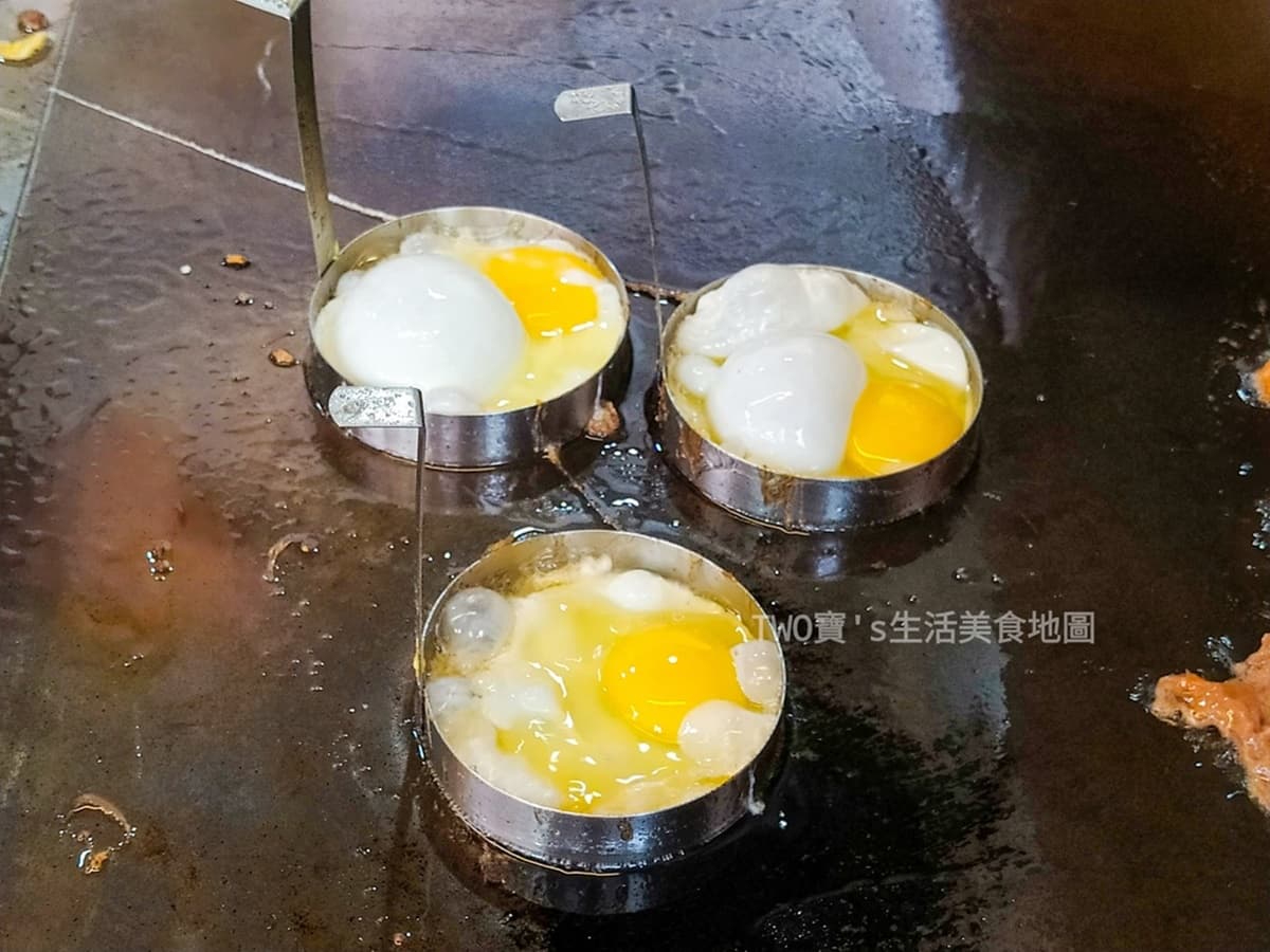 晚來吃不到！獨門「香菜辣椒肉蛋吐司」只有這裡賣，肉片比吐司大超霸氣