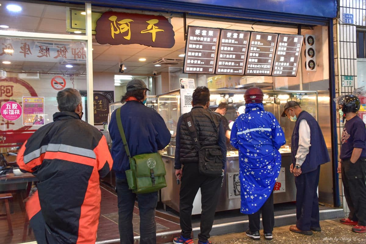 在地人天天排爆!雙北6間人氣巷弄便當:黑金滷雞腿、蔡明亮愛店、銷魂腿庫 在地人天天排爆!雙北6間人氣巷弄便當:黑金滷雞腿、蔡明亮愛店、銷魂腿庫