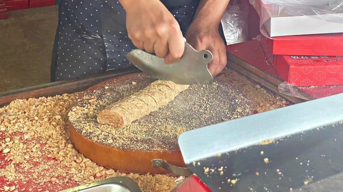 壓過的花生糖，外觀有點像金門貢糖。（圖片來源：旅行阿麥部落格）