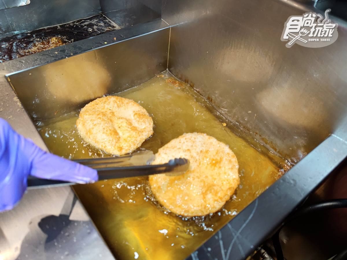 這麼包太犯規！全台最邪惡蔥油餅，豬排、雞排、香腸通通入餡