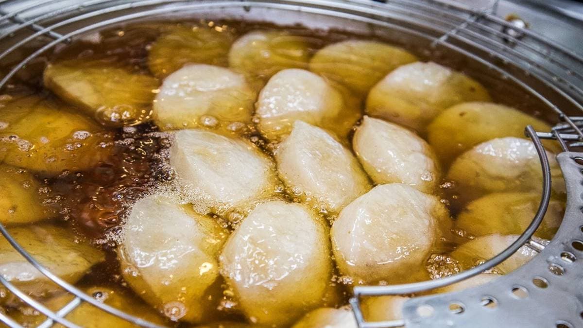 茂川肉丸是道地的彰化肉圓作法，採用低溫油泡的方式製作。（圖片來源：大手牽小手玩樂趣）