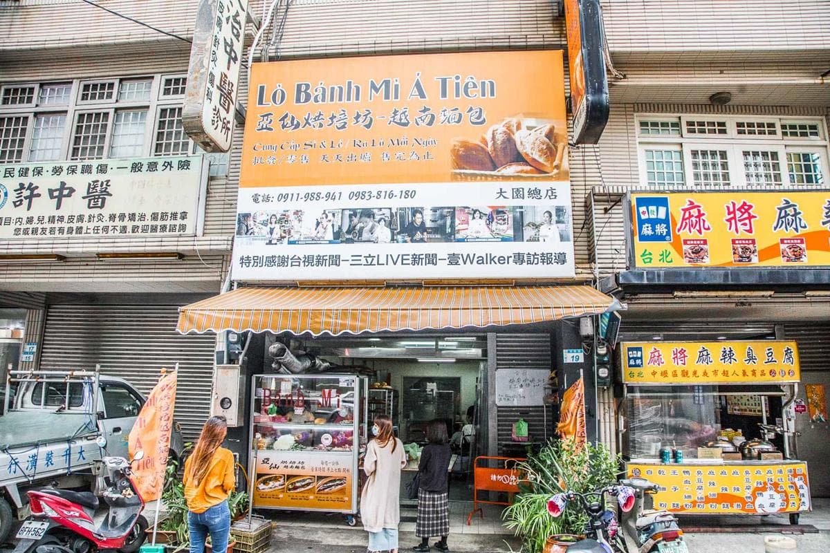 跟橄欖球一樣大！「巨型越南麵包」在地人推爆，爆餡配料＋荷包蛋口感更升級