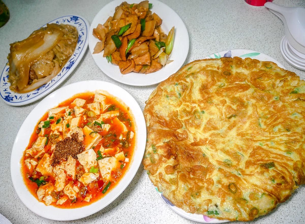 知名作家都說讚！60年眷村菜必嗑超下飯「回鍋肉」，２種台灣米內用無限吃