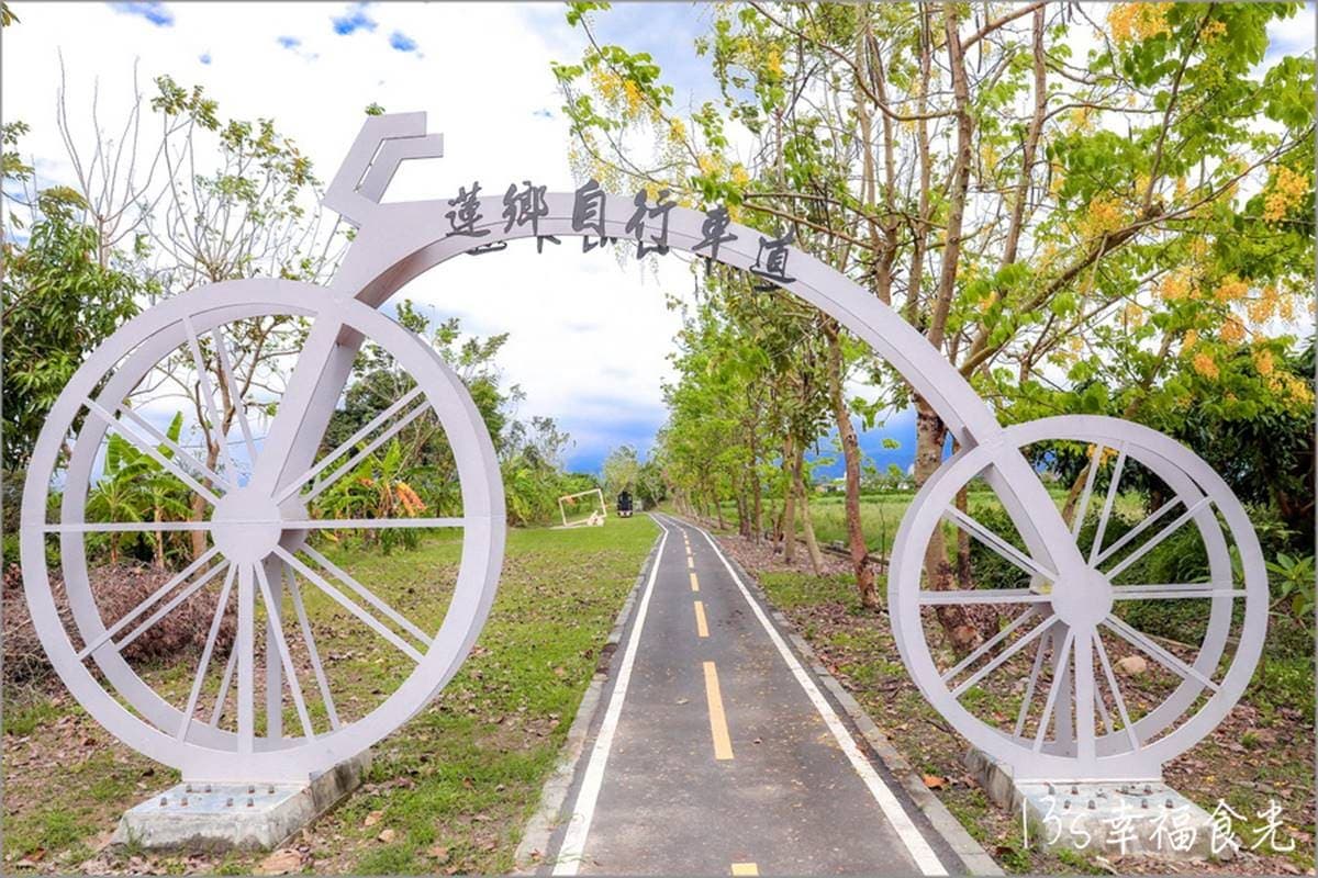 阿勃勒開花了！祕境自行車道化身「夢幻黃金隧道」，邊騎車邊飄黃金雨太浪漫