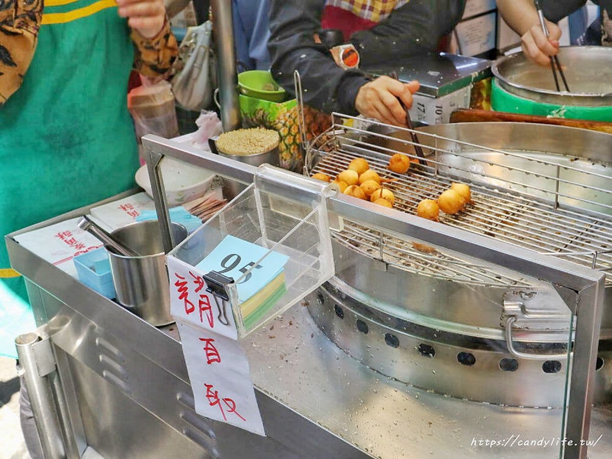 想吃先抽號碼牌！廟東夜市必吃「菱角酥」天天排爆，僅此一間現點現炸超唰嘴