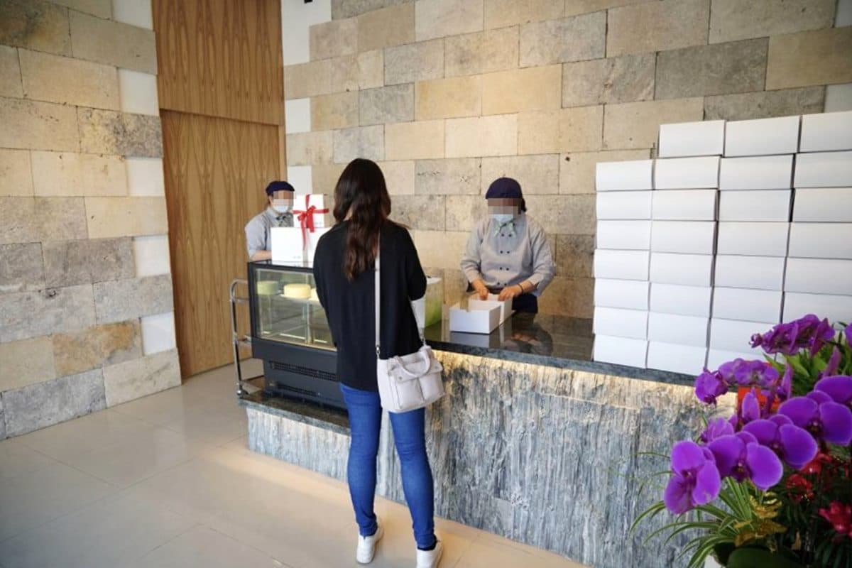 街頭驚見巨型檸檬山？「秒殺檸檬蛋糕」沒預訂買不到，軟綿蛋糕體一抿就化開