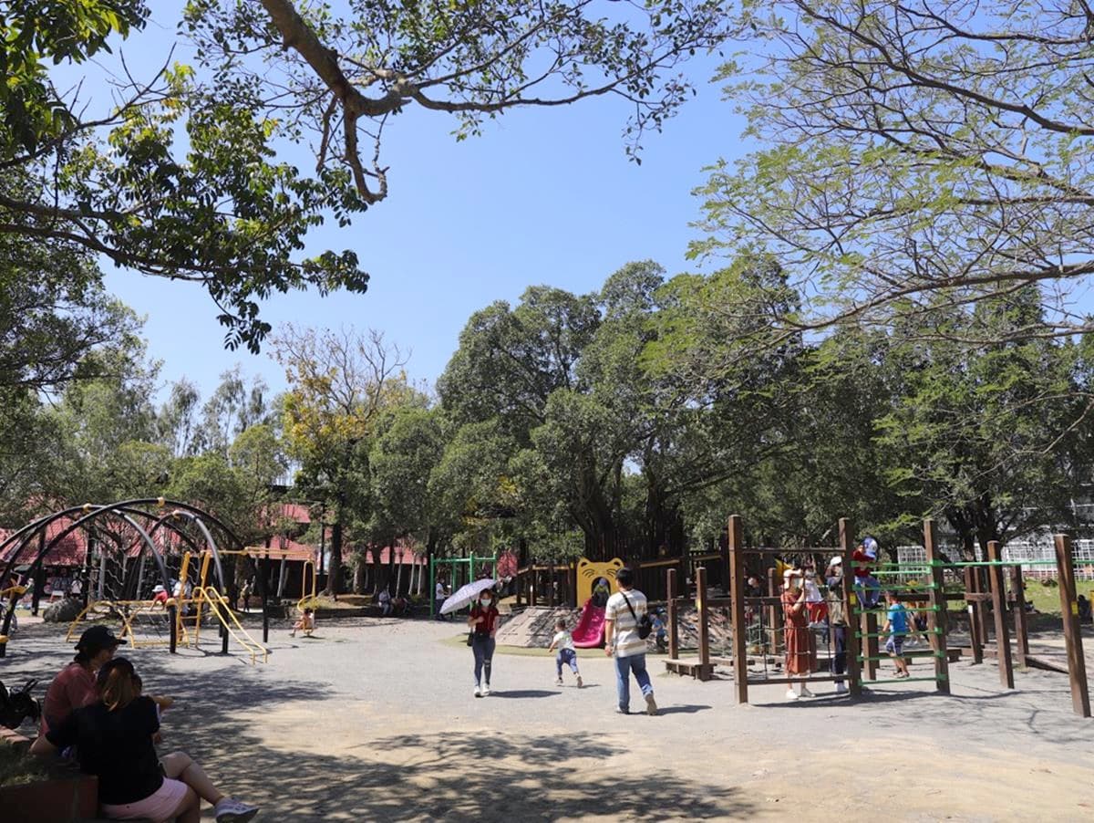 南台灣最大動物園！零距離餵水豚君、看孔雀開屏，免費樂園設施玩到不想走