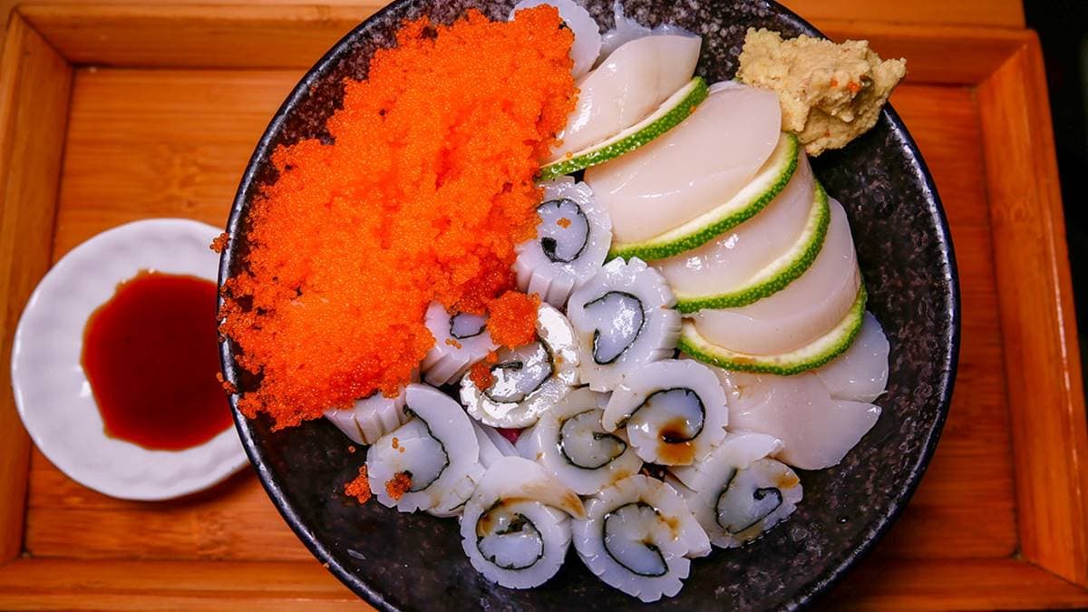 「干貝花枝丼」海鮮分量十足，放滿新鮮干貝與花枝，給料完全不手軟。（圖片來源：鄉民食堂）