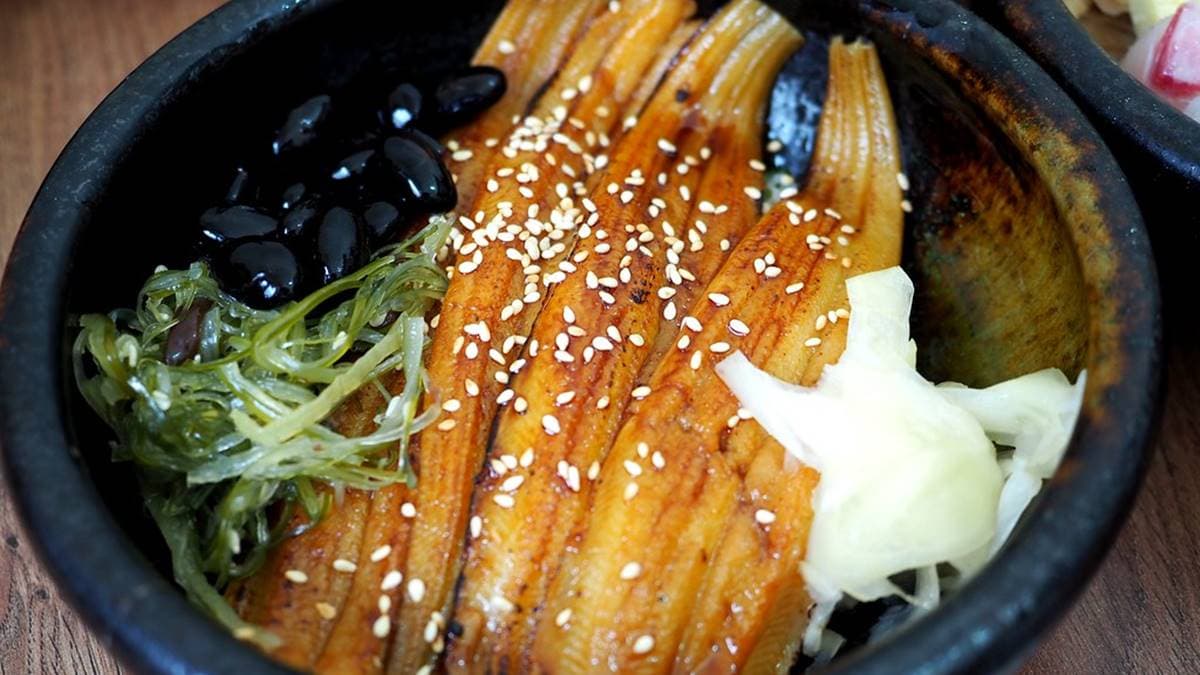 炙燒星鰻丼，刷上鹹香醬汁吃起來軟嫩鮮甜，完全是小朋友會喜歡的口味。（圖片來源：加小菲愛碎碎唸）