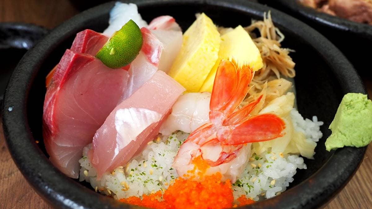豪華海鮮丼飯，厚實飽滿的生魚片，滿滿油脂甜香超正點。（圖片來源：加小菲愛碎碎唸）